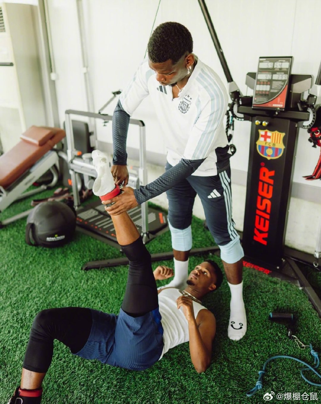【加练】国家队比赛期间，摩纳哥的博格巴和法蒂一起来到巴萨训练基地训练，两人还都穿