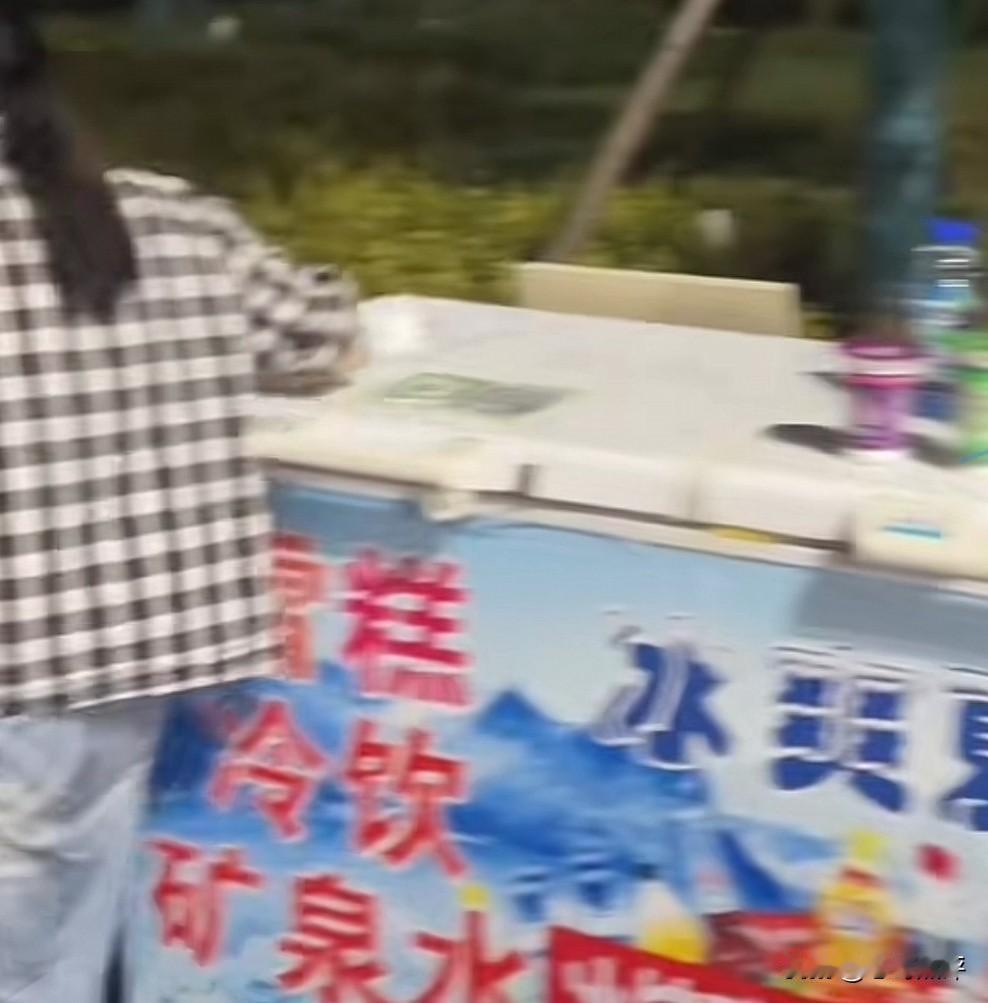 真的是太可怕了！小孩子在路边摊买了瓶脉动，没留神喝了口才发现，里边竟然装的是洁厕