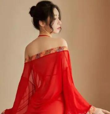 男人一当上皇帝，第一件事是什么？找女人，必须找女人，三宫六院，三千佳丽，想方设法