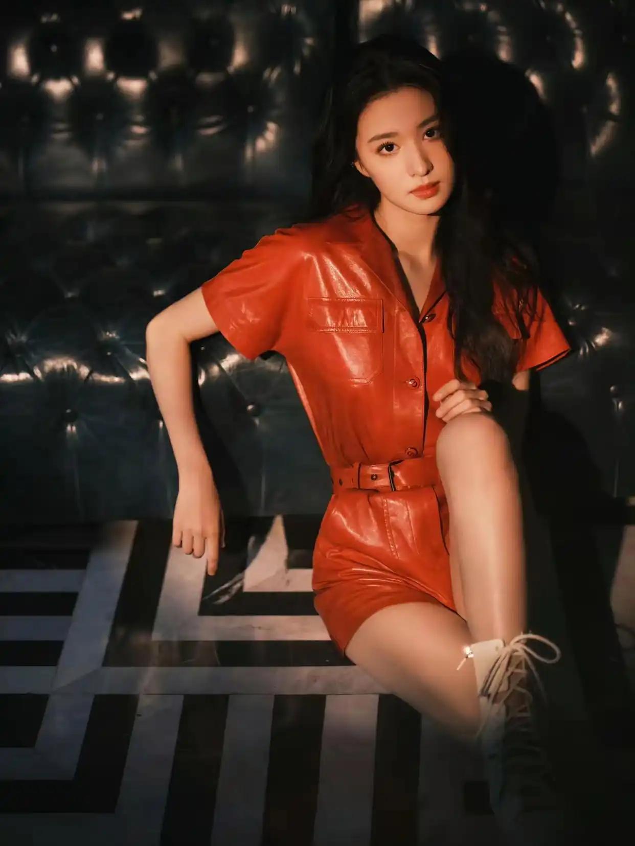 分享一张你拍的樱花照片。复古风穿搭指南：红色皮衣+高腰短裤，搭配白色运动鞋，时尚