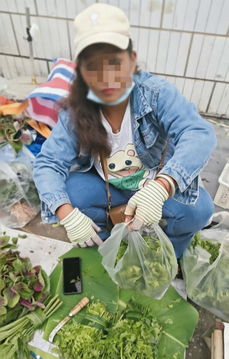 今天早上睁开眼睛已经是9点半了，刘妈在做早饭，我一听厨房有大侄子小峰说话。
今天