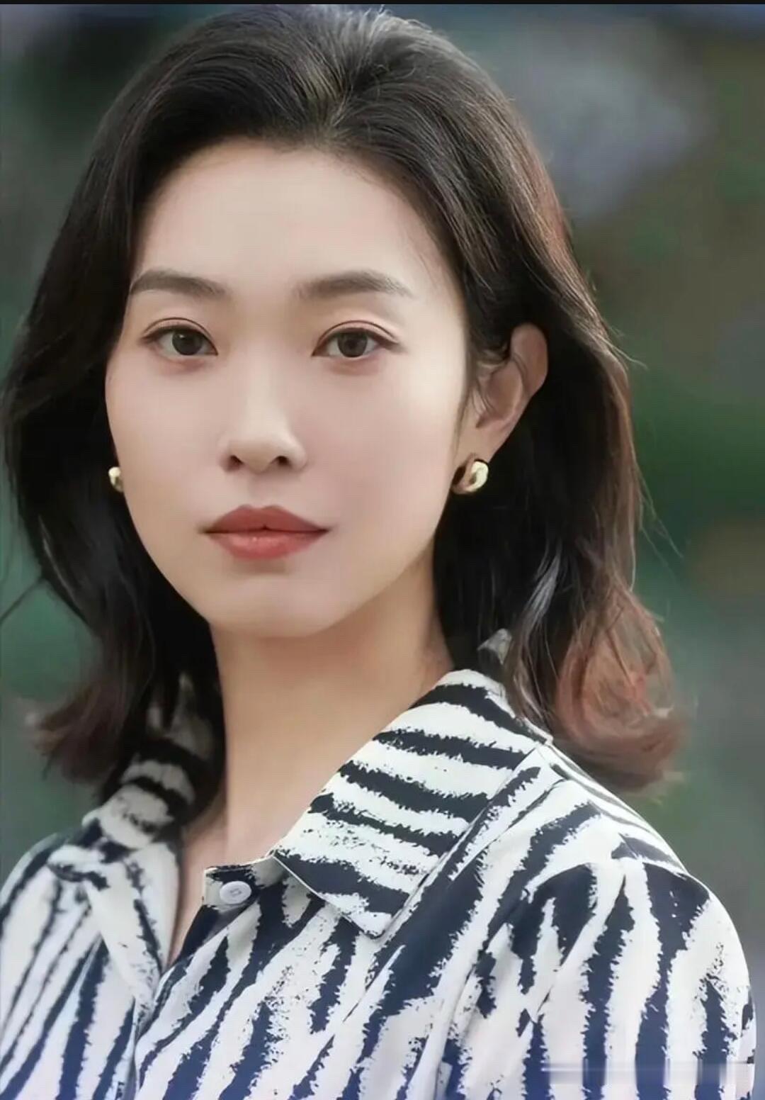 王佳佳的样貌虽说不出众，没有菅纫姿漂亮，但她的演技不错，记得之前看她的一部剧《老