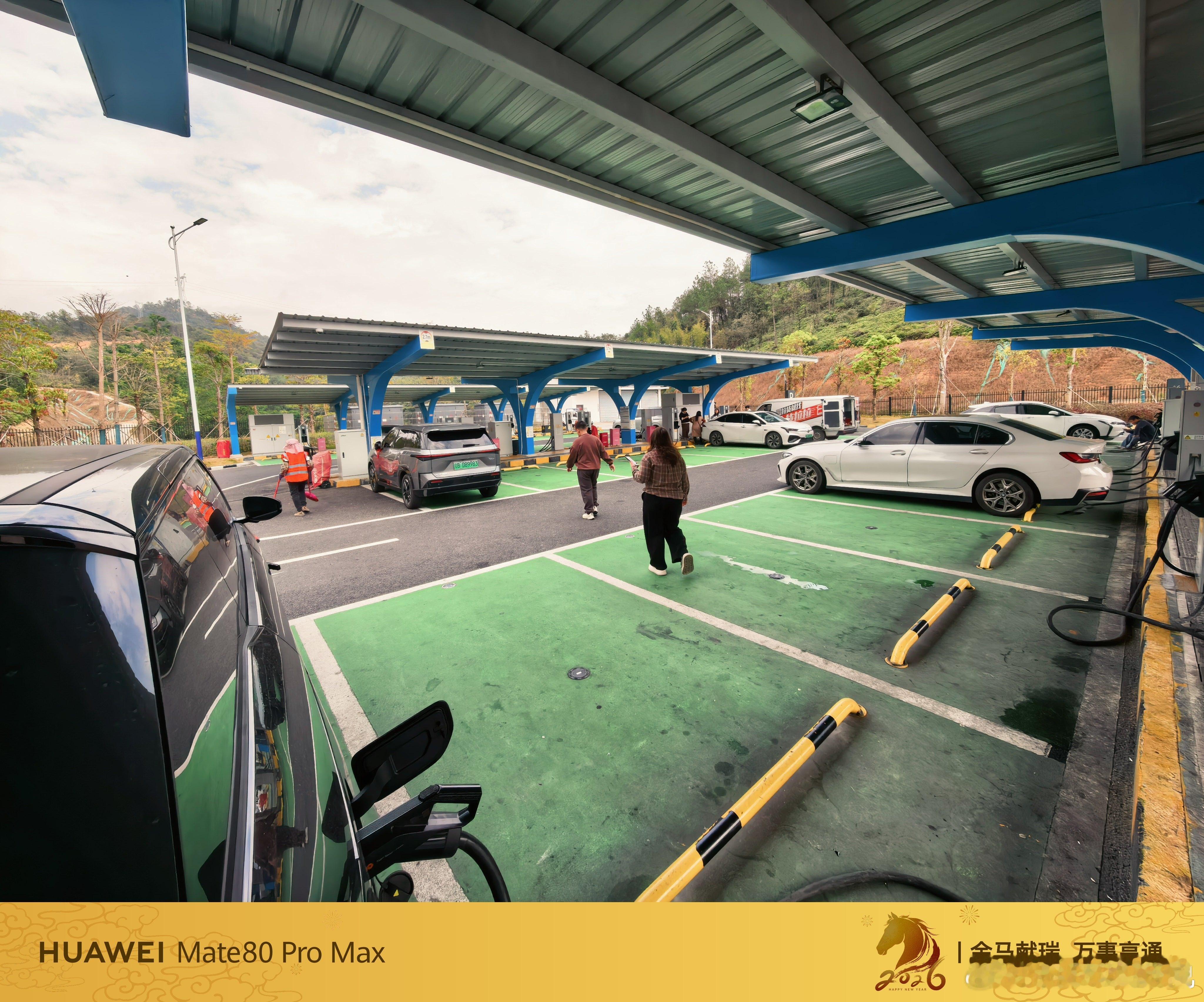 刚刚停车吃饭，顺便充了个电，四会这个服务区挺大，人很多、车很多，充电桩也很多，导