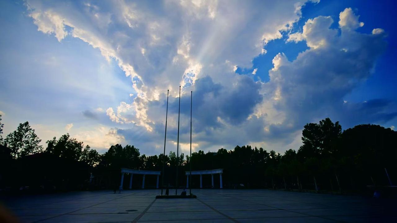 ​
2. 看云卷云舒，看车水马龙，在平凡城市里，感受岁月缓缓流淌。