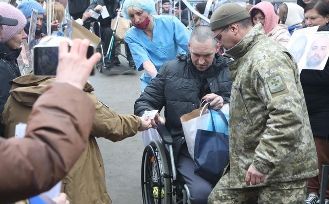 4月11号，俄乌双方握手，互换了175名战俘。但 俄罗斯 放回来的这175个兵，