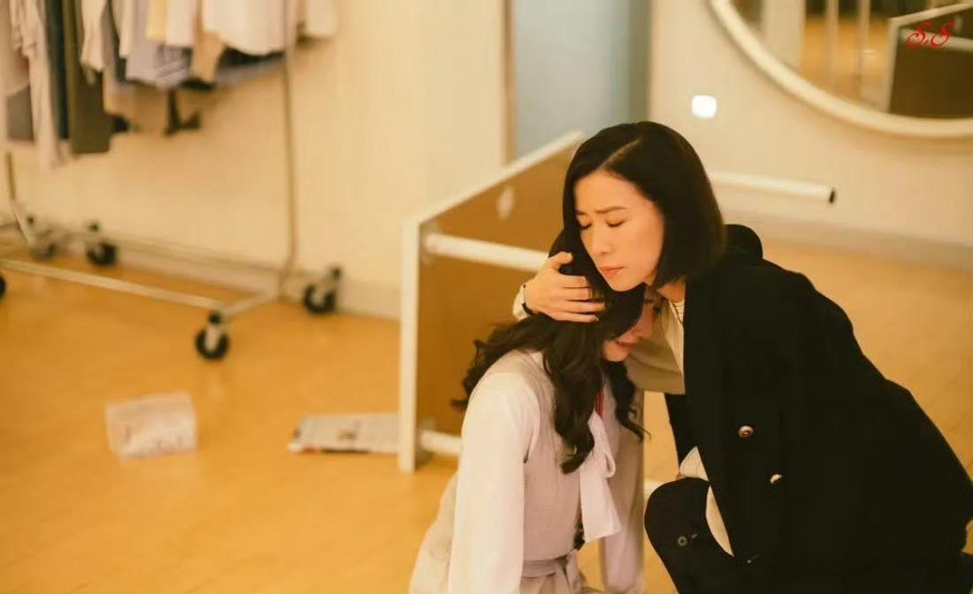 她像一朵盛开在悬崖边的花，美丽又危险。有人想摘下她，有人想守护她，有人只是远远看