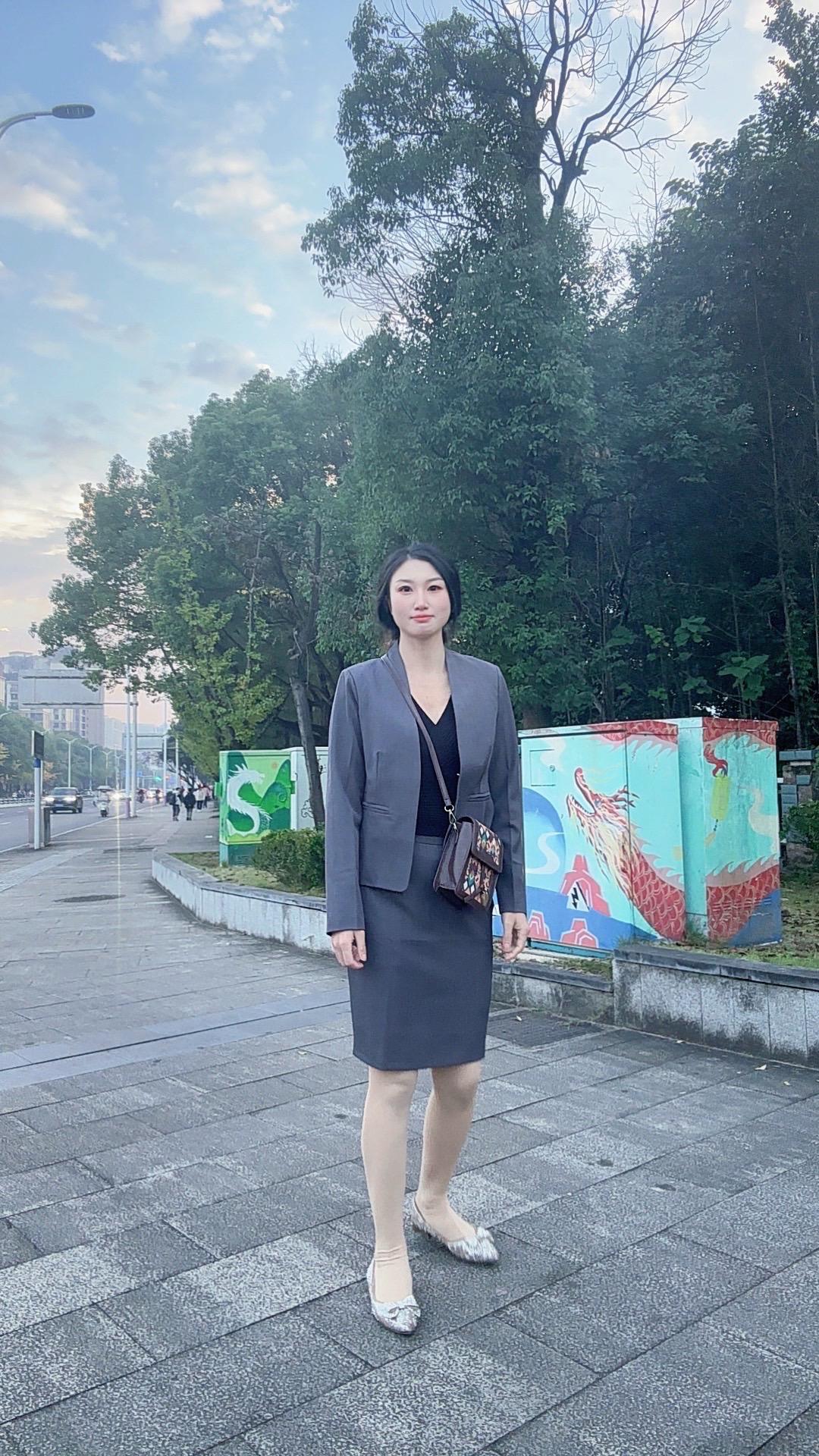 33岁的清醒，比18岁的懵懂更值得被爱

非要18岁吗？33岁不可以吗？
刚结束