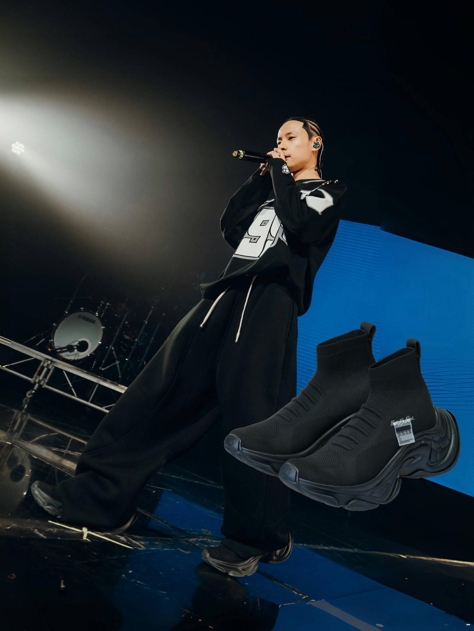 在武汉巡演中上脚【xVESSEL未来战士】并从解构主义建筑中汲取灵感，拆解传统外