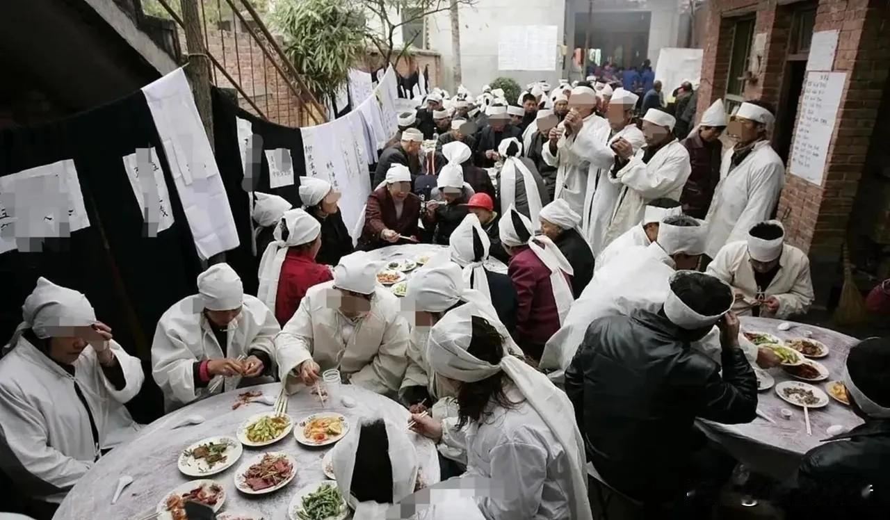 喝酒又惹事了！河北秦皇岛，一男子的父亲去世，男子特意举办丧宴宴请宾客。可不曾想，