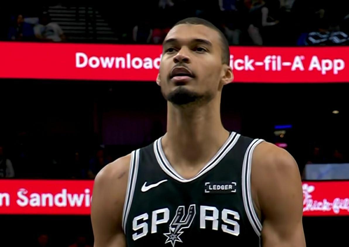 马刺逆天11连胜逼近西部第一！追平15/16赛季的队史记录！马刺客场背靠背轻松战