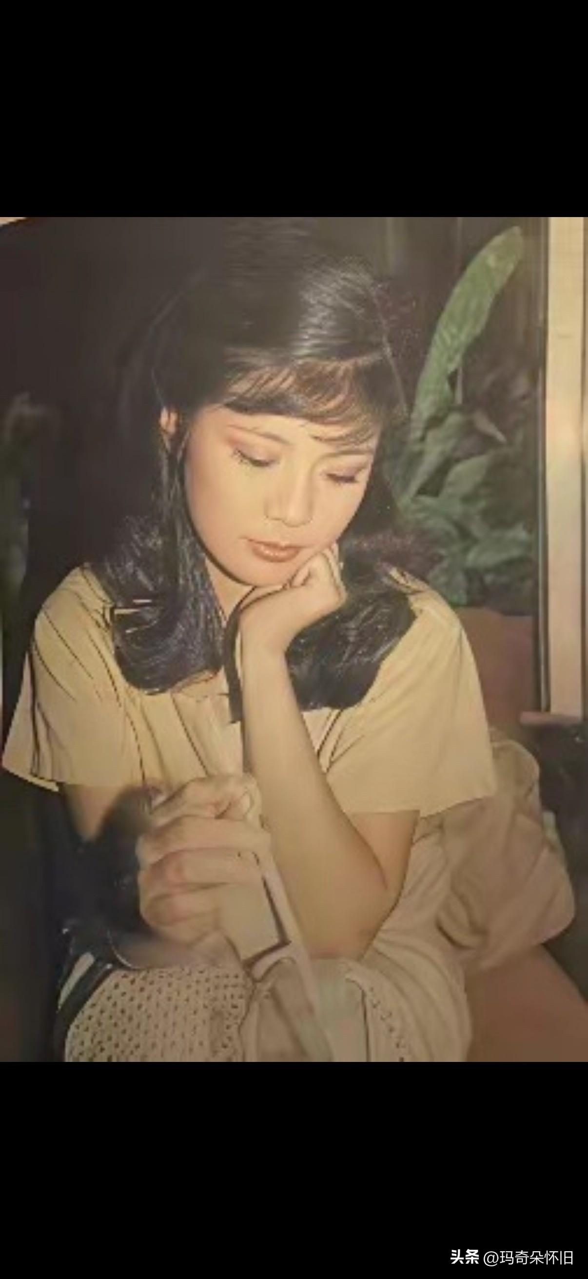 图说翁美玲👉她垂眸的瞬间，
时光都慢了下来。

80年代的柔光里，
眉眼温柔得