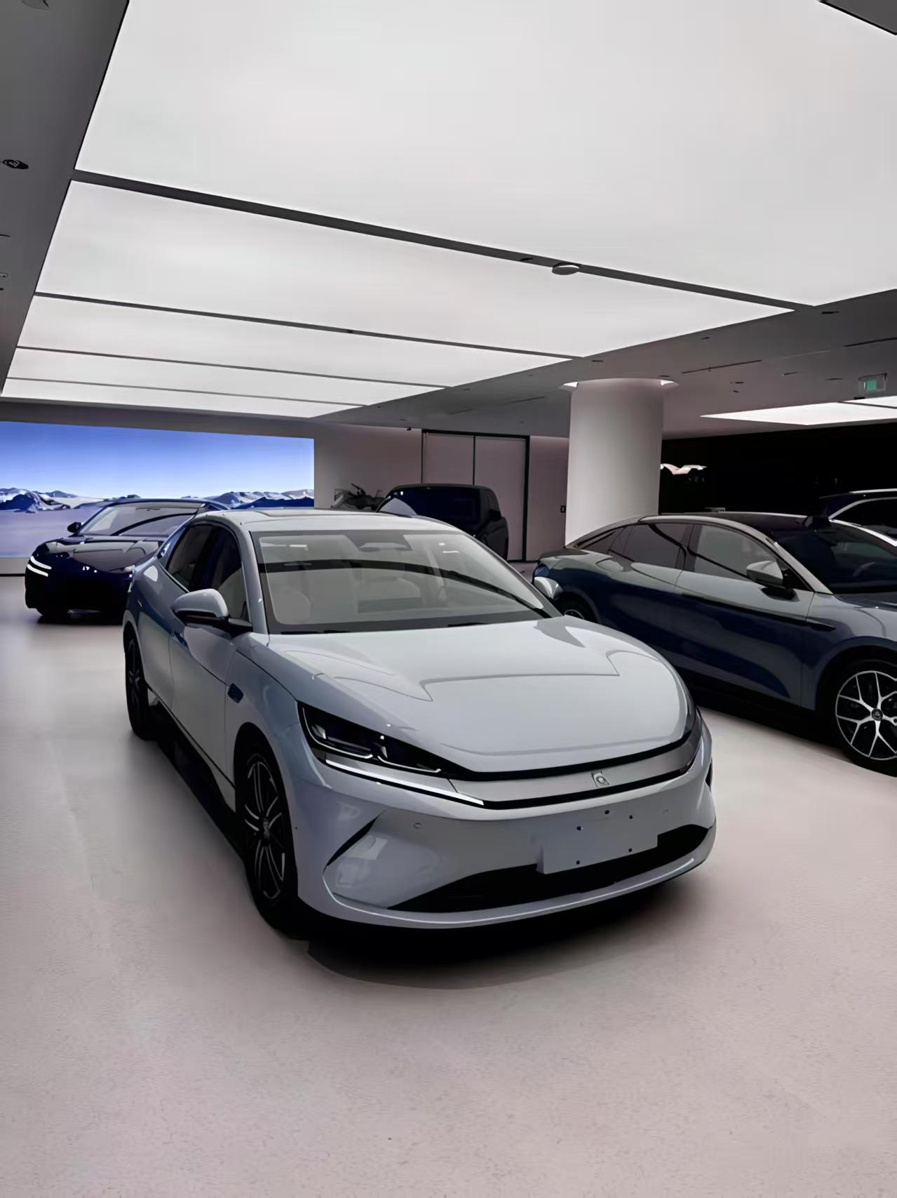 最近深度试驾了比亚迪秦L EV，这款于2025年3月底上市的纯电轿车，确实带来不