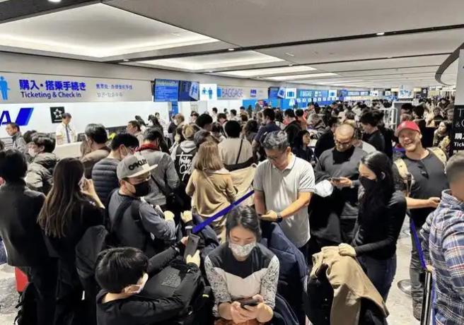 昨天中日航班十二条线停航，一些不听劝阻的旅日游客被滞留日本机场急的团团转，有些游
