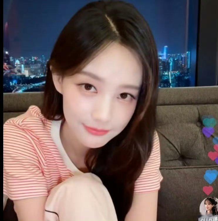 李一桐 好多妈妈 李一桐直播陪看《天地剑心》，弹幕满是“宝宝妈妈爱你”，前几天还