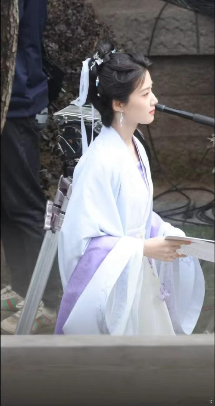 卢昱晓何不同舟渡今日路透卢昱晓淡紫色古装路透 卢昱晓何不同舟渡今日路透，卢昱晓淡