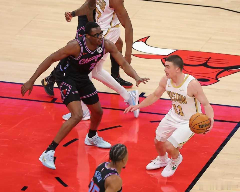 赫尔特0.2秒三分准绝杀！公牛8人上双险胜绿军 布朗33+8+5北京时间1月25