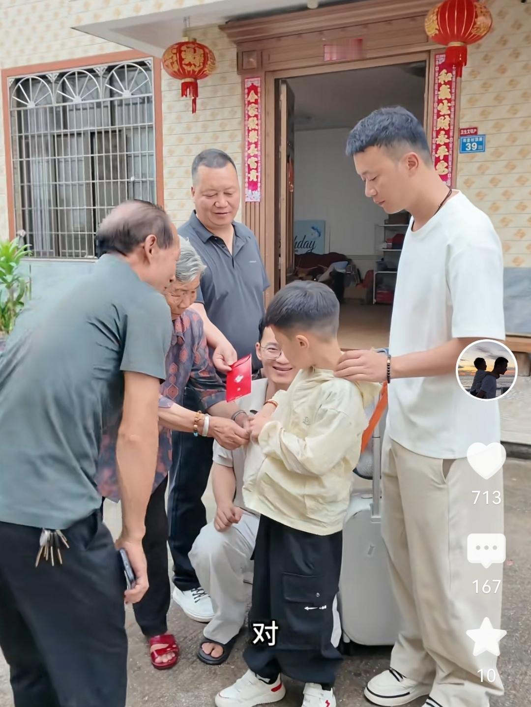 一幕含泪送别，看懂孩子最纯粹的亲情与信任
 
秋天爸爸更新动态，一段亲人送别孩子