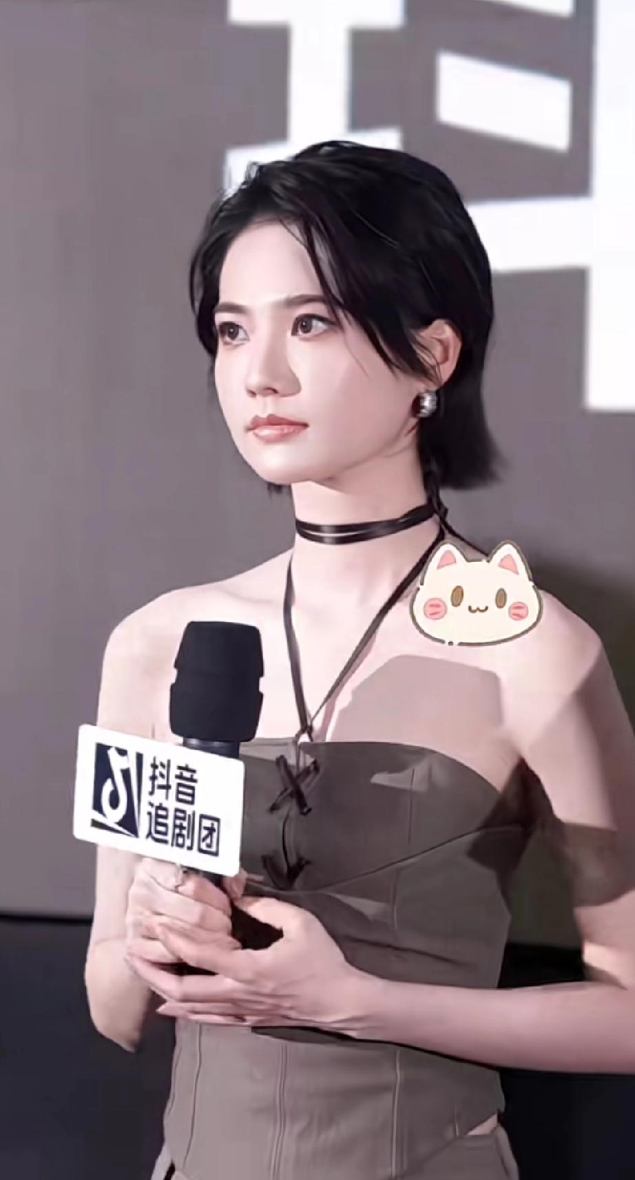 江珮瑶任敏同框，一早就被江珮瑶吸引住

江珮瑶身材颜值都是顶配，短发也不失美艳，