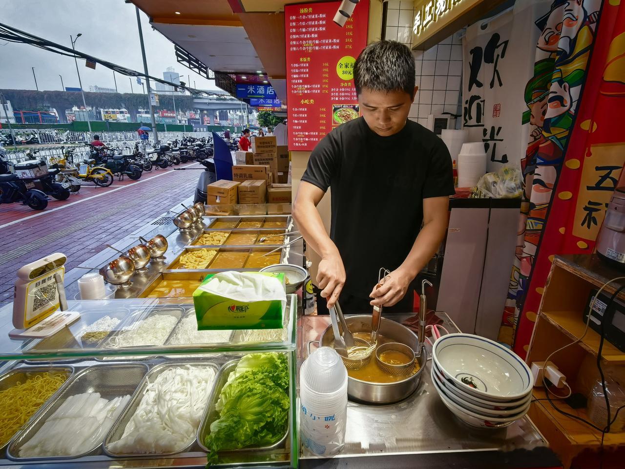 在外就餐，餐后擦嘴留下一嘴纸屑、随手一抽扬起满手粉尘，似乎已成为许多人无奈的“常