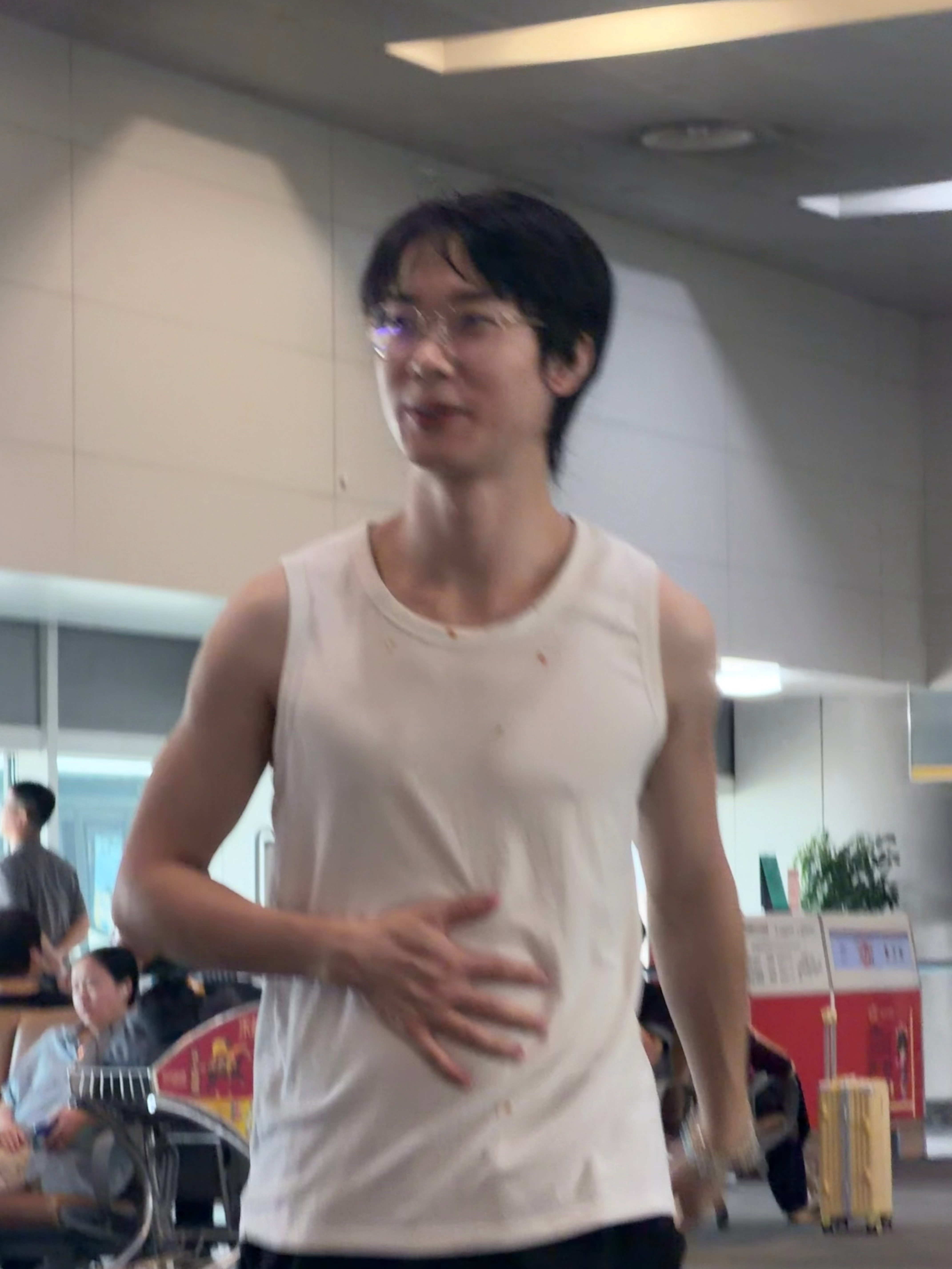 。。。。[哆啦A梦害怕]让飞机等他拉💩第一人。 ​​​
