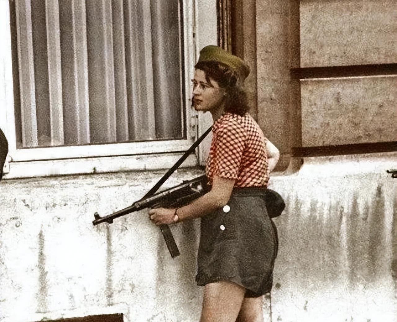 1940年，一个年轻的法国女孩儿，正使用缴获来的冲锋枪与德军作战。

她的校服裙