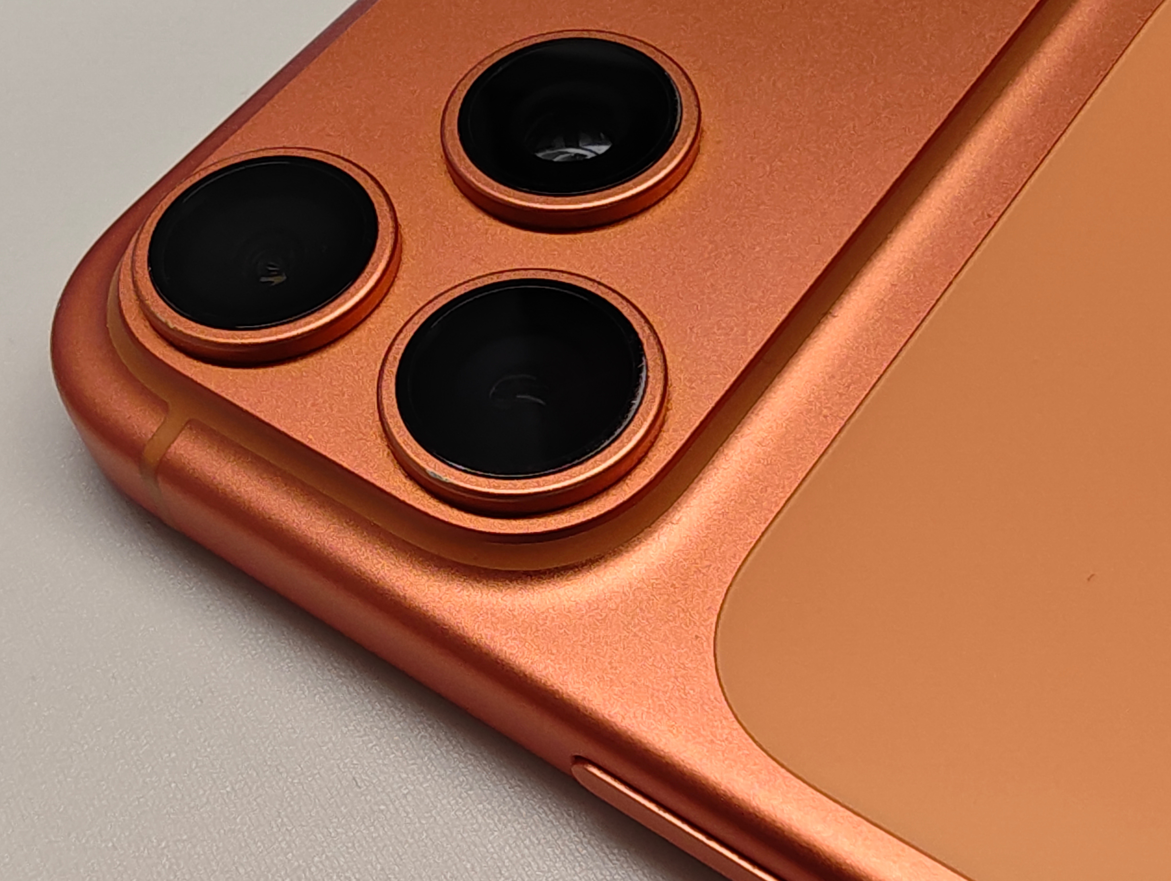 iPhone 17 Pro Max裸奔磨损情况，可能是最不耐磨的一代，好像有一代