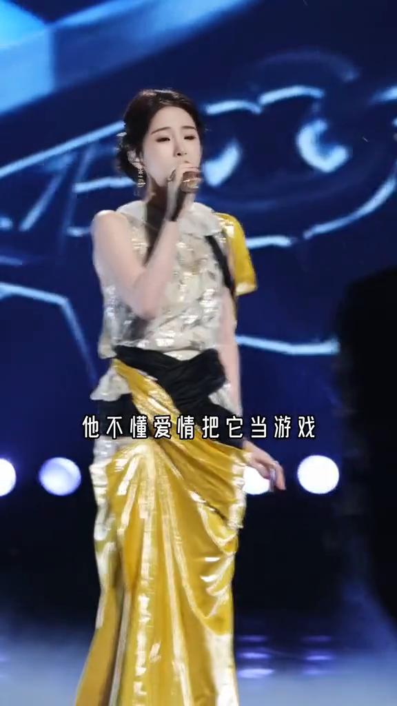 假装冷静。
他不懂你的心，他不懂爱情把它当游戏，他不懂表明相爱这件事，除了对不起