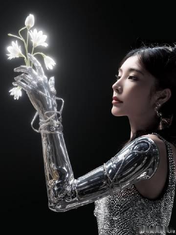 戴燕妮爆改机械姬 天呐！戴燕妮爆改机械姬直接美出天际！闪亮羽毛衣像被数据流激活，