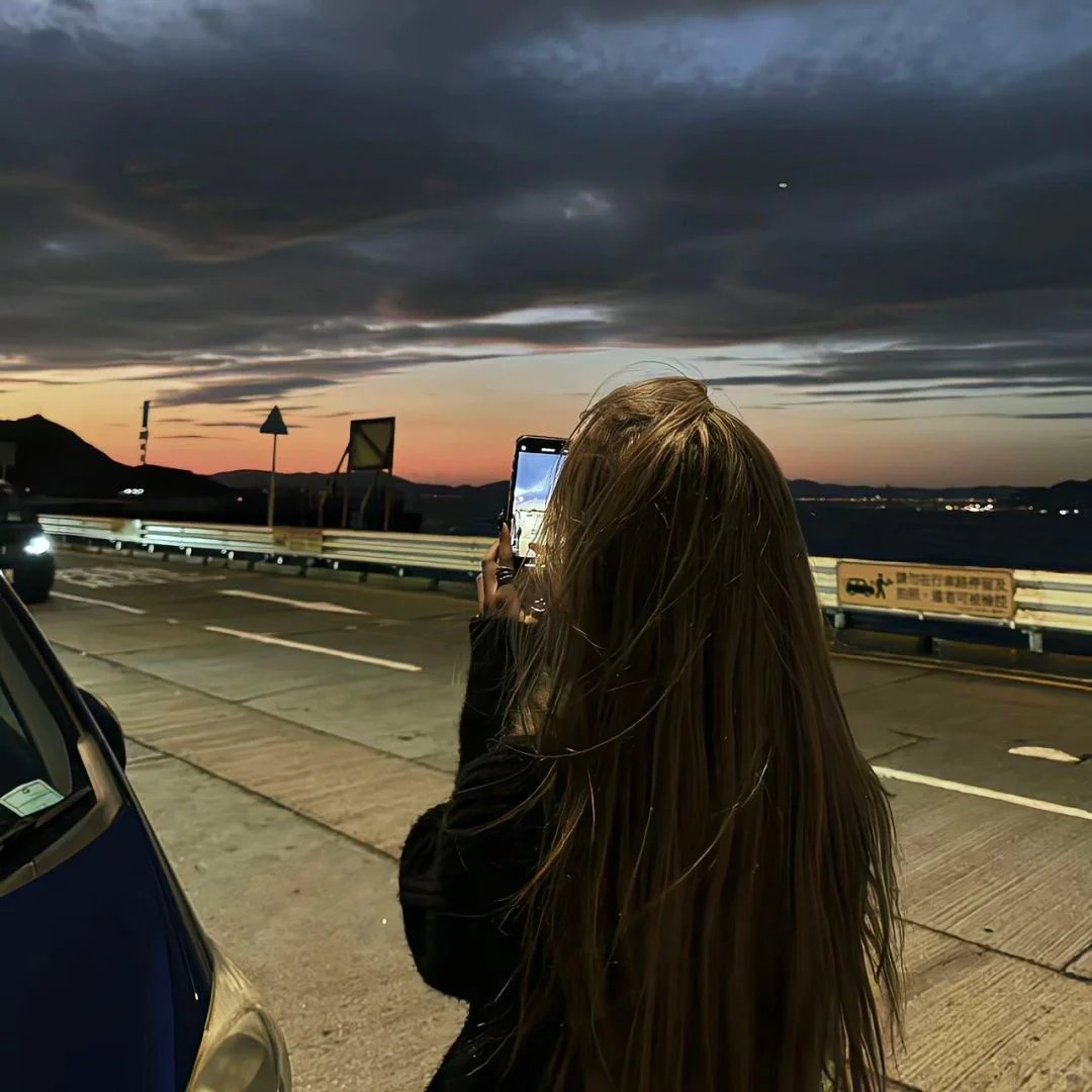 朋友总是笑话我 说我吊死在你的身上 可是只有我知道 若是真的离开你 我太难受了 