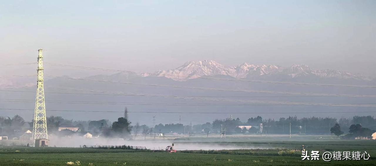 2025.03.25 成都平原晨曦田园风光。
远山如黛，田野似画，被薄薄的轻雾笼