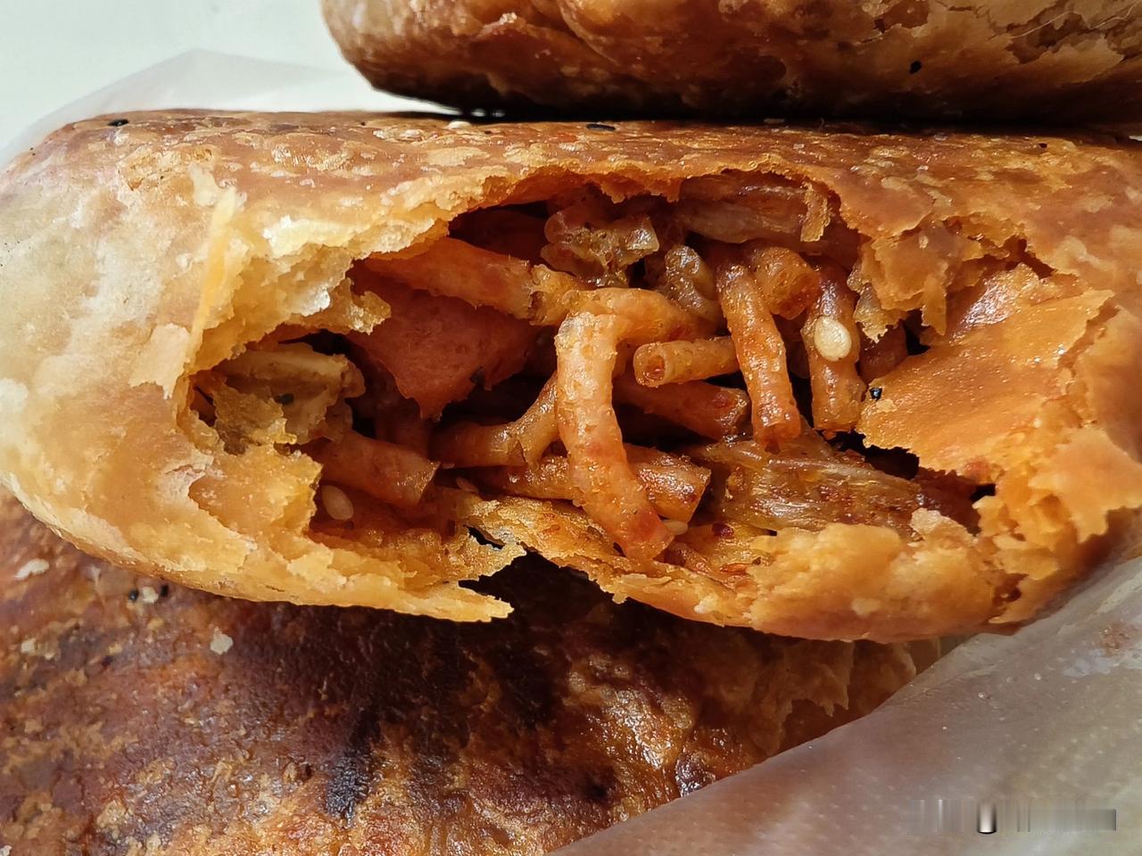 今天真是又开眼了，真是无所不能夹。

下午下班早，就去外面逛了一会儿，看到路边一