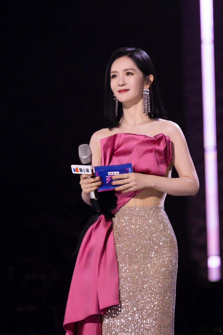 谢娜看看裙子本来的样子 谢娜的裙子缝好了 娜姐的裙子缝好啦！美得很 