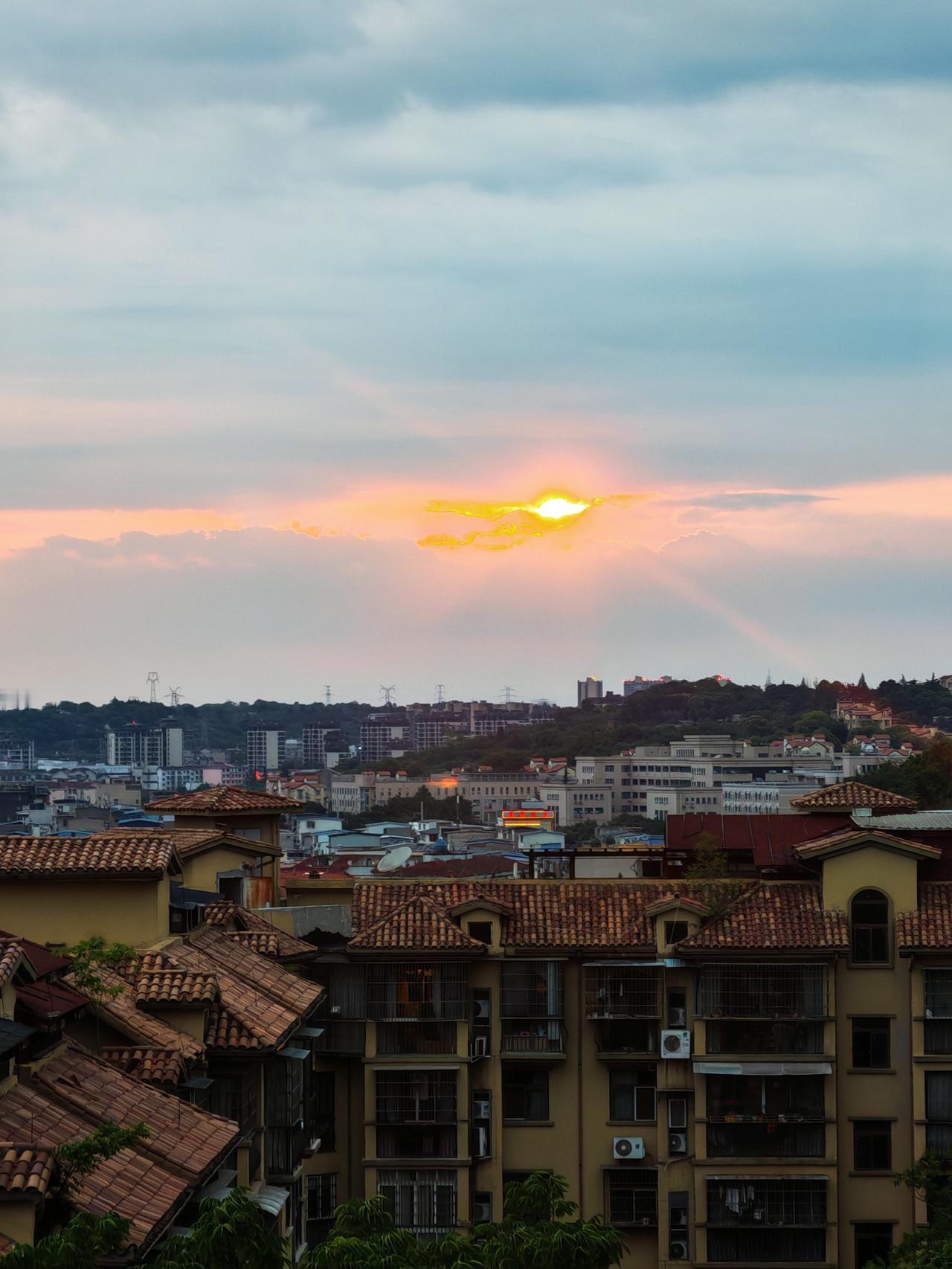 记录我的2026夏日夕阳，落日余韵映照人间烟火，夕阳下平静且热闹的居民区充满烟火