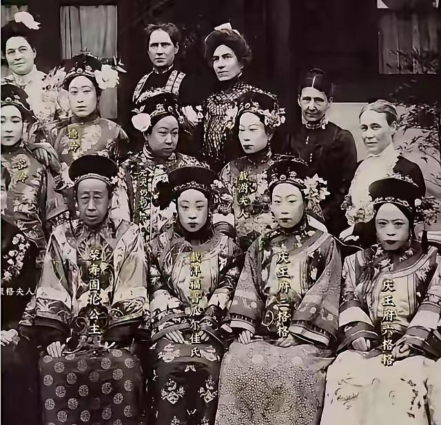 你迷恋的那个清宫阿哥，历史上是个秃顶。
脑后只有一根毛。
AI把滤镜撕了。
复原