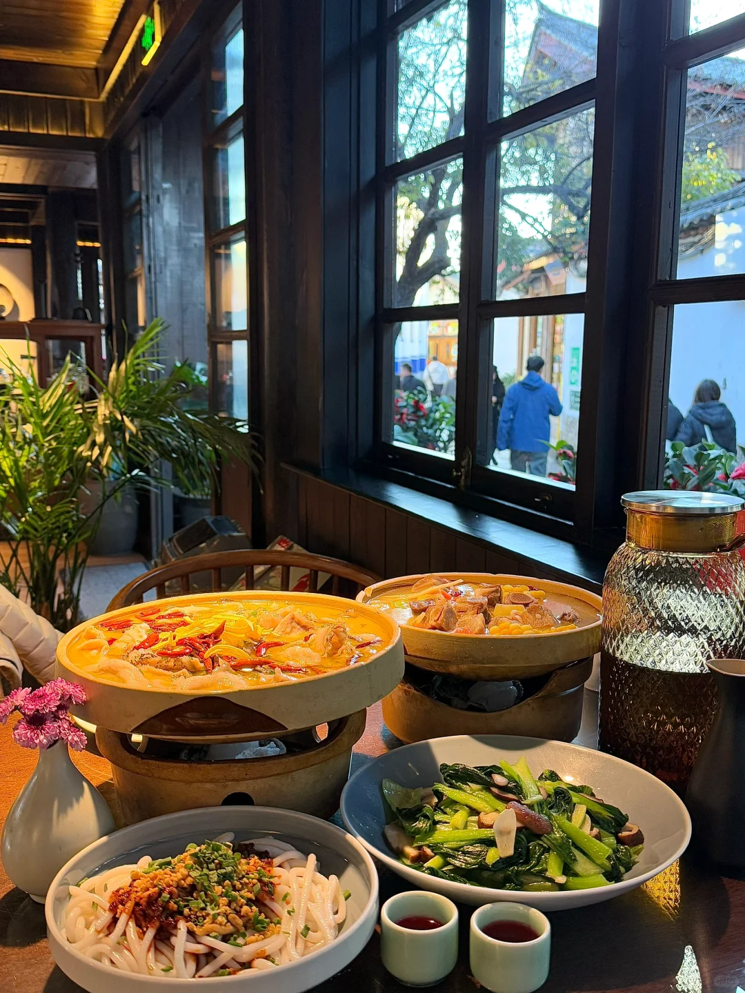 丽江古城里！好有氛围感啊！快去！！