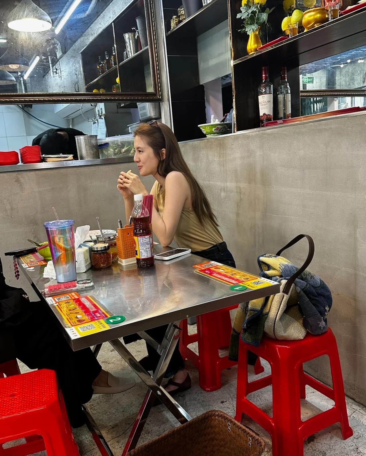 偶遇顶流男明星的前女友，不愧是顶流大帅哥爱过的女人，好白啊，好优雅，皮肤真的太好