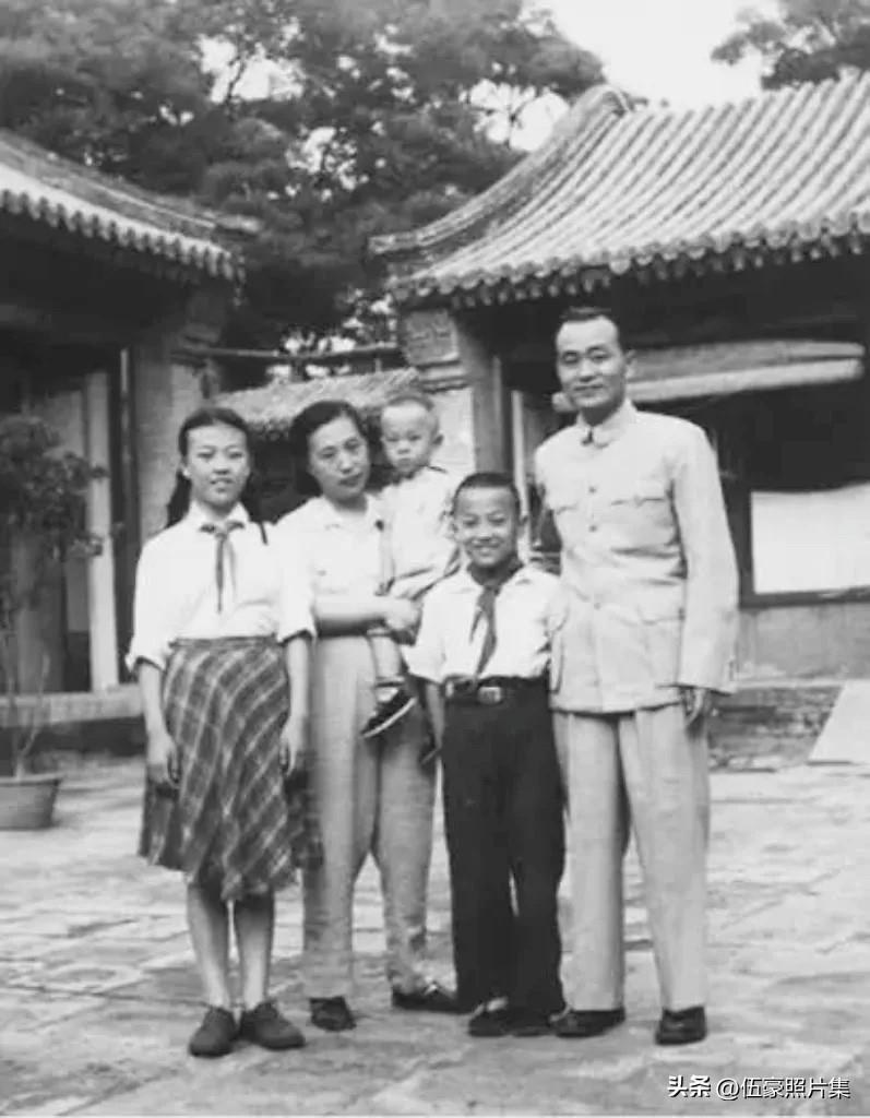 1952年，胡乔木与夫人谷羽及子女在中南海家中的合影。早在1938年7月，两人结