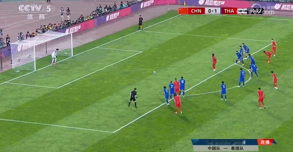 #国足世预赛##国足vs泰国# 费南多失点，直接打飞了泰国球员跪地庆祝🎉沈阳不