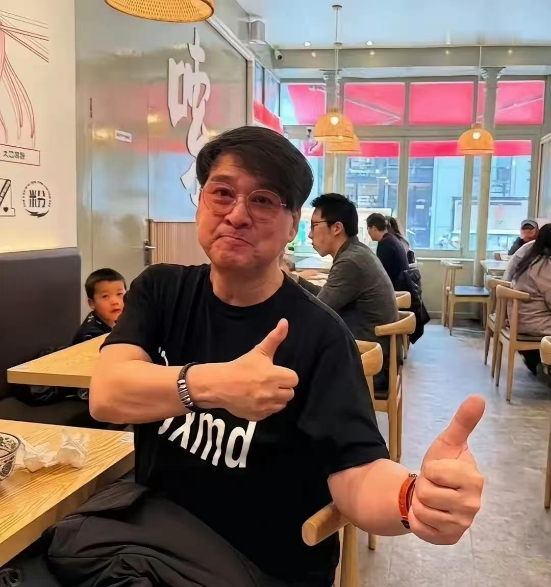 周华健，冲上热搜！
4月14日，65岁周华健与妻子康粹兰在伦敦平价米粉店被偶遇，