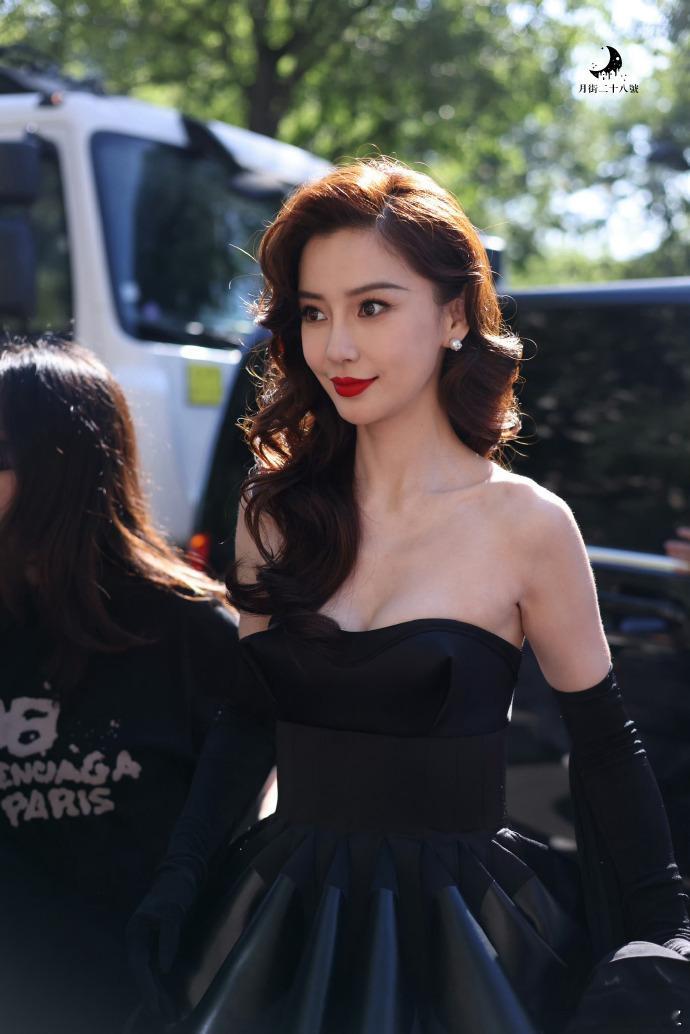 Angelababy看秀第二套Angelababy大波浪黑裙Angelababy