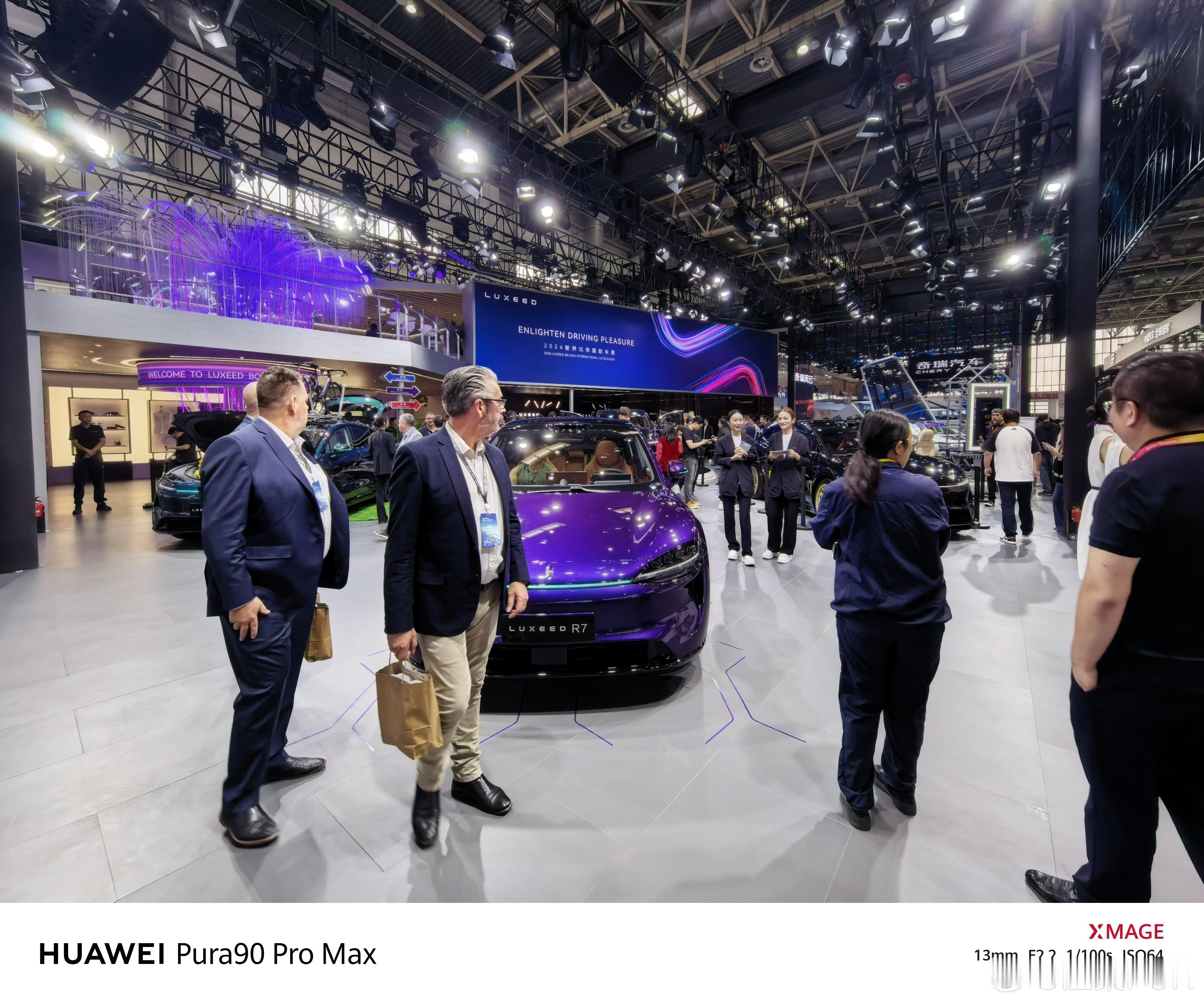 智驾数码团 在北京车展智界展区，偶遇智界赵长江总，和智界V9合影，看得出他这款产