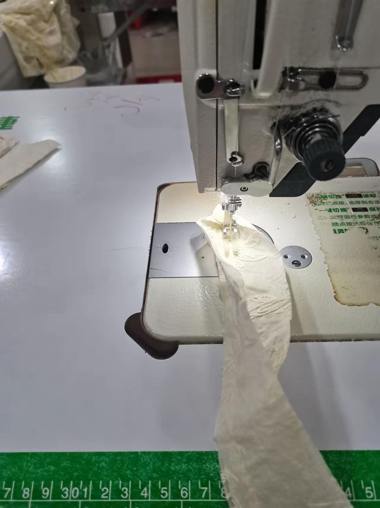 厂里一个小男孩19岁，有一万多的工资老板娘没给他，几个月的工资，每月只给他几百块