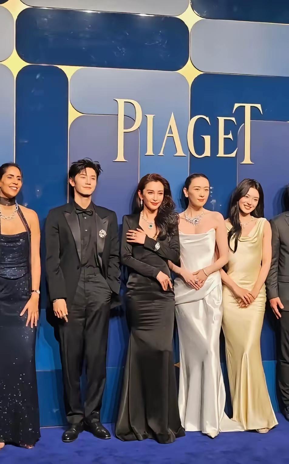 不得不承认，在气质面前，年轻根本不值一提。52岁的李冰冰与40岁的童谣同框，李冰