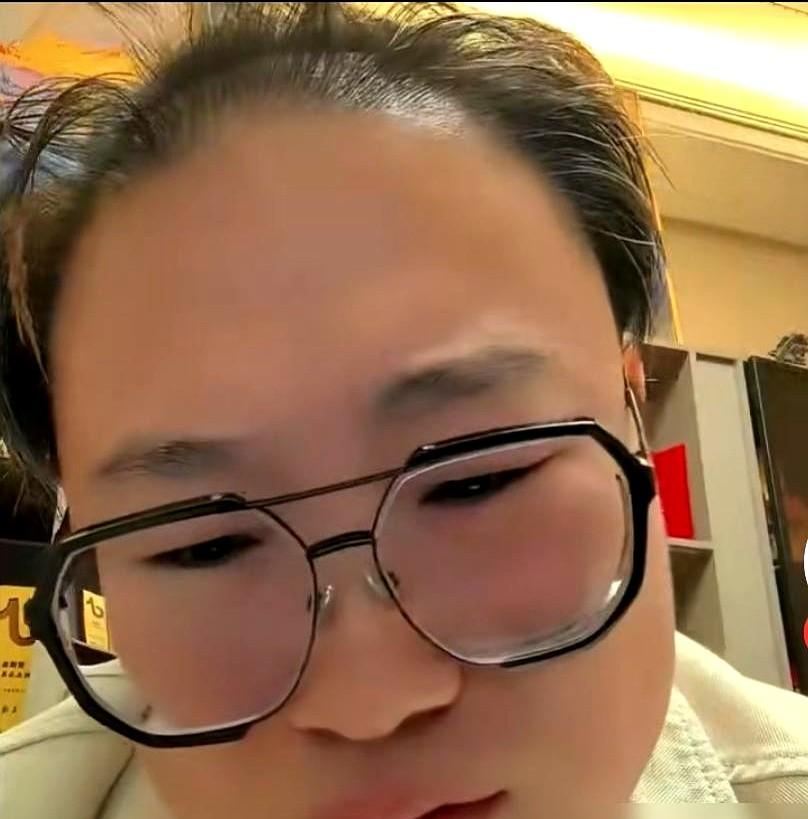 先给直播间几十万人鞠个躬，这事就算翻篇了。

停播半年，网红CC回归第一件事，就