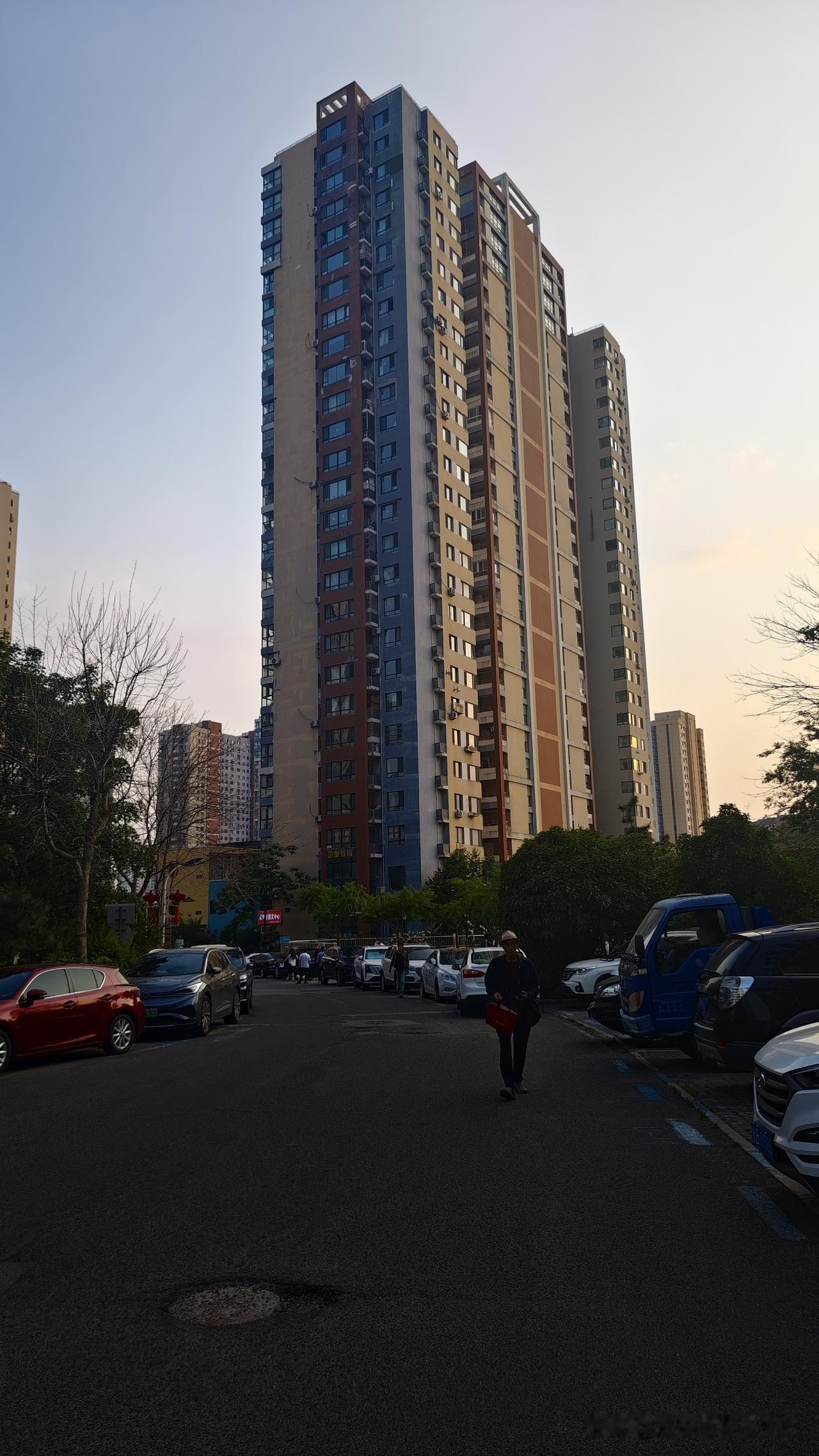 青岛城阳临路房子太吵了，跑车轰鸣整夜睡不着
 
真的是不习惯！最近住在青岛城阳夏