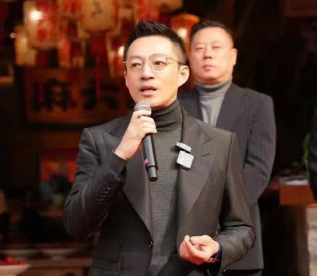 汪小菲这一次的婚礼真是排场不小啊！不仅给mandy准备了一枚超级大的钻戒，还在麻