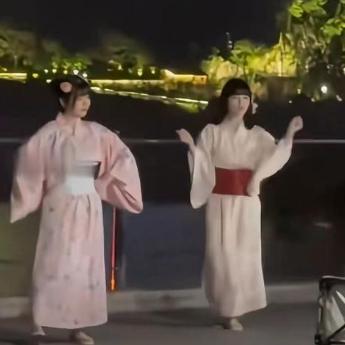 在重庆你可以不穿衣服，但绝对不可以穿和服，重庆解放碑一江之隔的街道，惊现两名穿和
