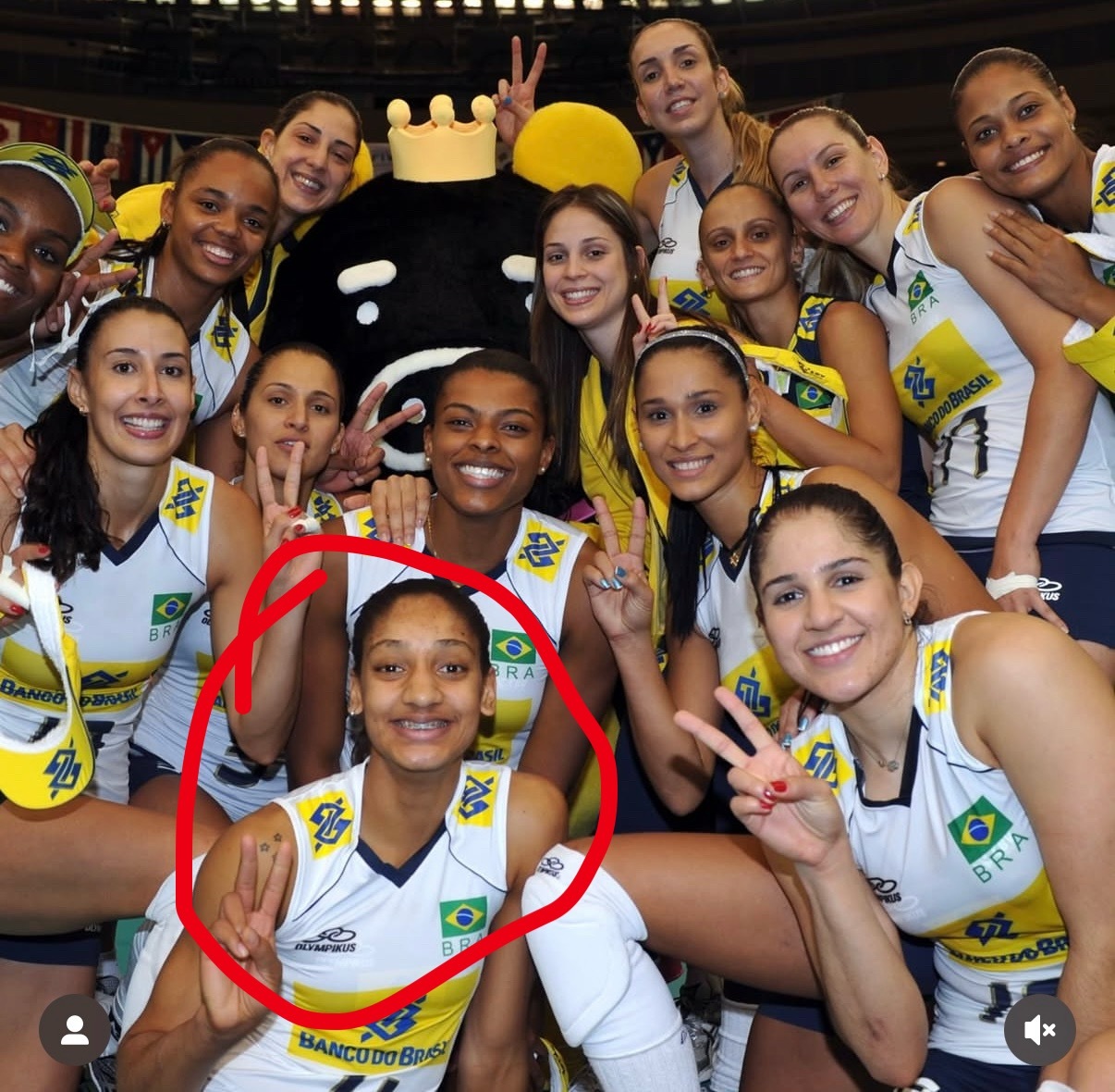 考一下大家，看看谁还记得图中我圈出来这个人打什么位置国际排坛动态