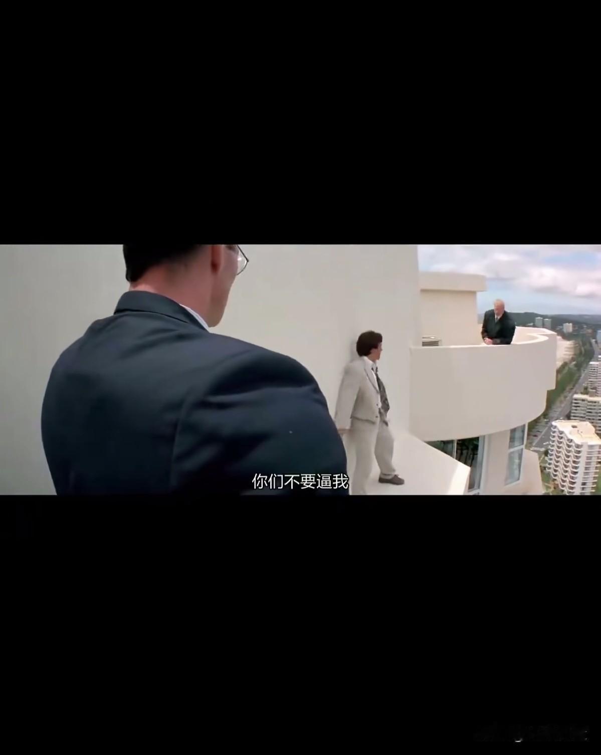 成龙大哥电影总是惊险刺激，扣人心弦。而且敢打敢拼，基本不用替身。
据说他当年就是