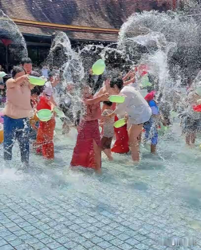 真的看不下去了。

2026年云南泼水节，两个姑娘骑电动车路过，被人围着拿高压水